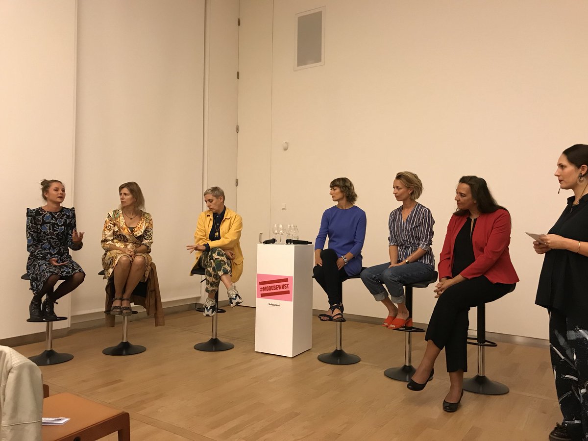 suzanne_GL's tweet photo. Gister nog kledingruil met dames uit mβn wijk, vandaag bij de #hoedjesruil van @solidaridad_nl. Collega @IsabelleDiks vertelt hoe @groenlinks mode wil verduurzamen. En zo dus een hoedje ruilen:) #modebewust https://t.co/JLQO4y7TmD