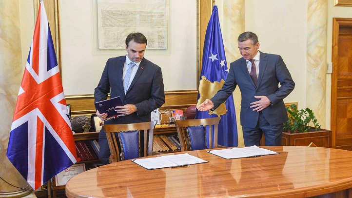 PKoretin's tweet photo. Kryetari i Kuvendit të Republikës së Kosovës, Kadri Veseli dhe Ambasadori i Britanisë së Madhe në Prishtinë, Ruari O'Connell, kanë nënshkruar sot Memorandum Bashkëpunimi për vazhdimin e projektit për rekrutimin e zyrtarëve profesionalë në pozita të larta drejtuese. https://t.co/aJrn8u4keO
