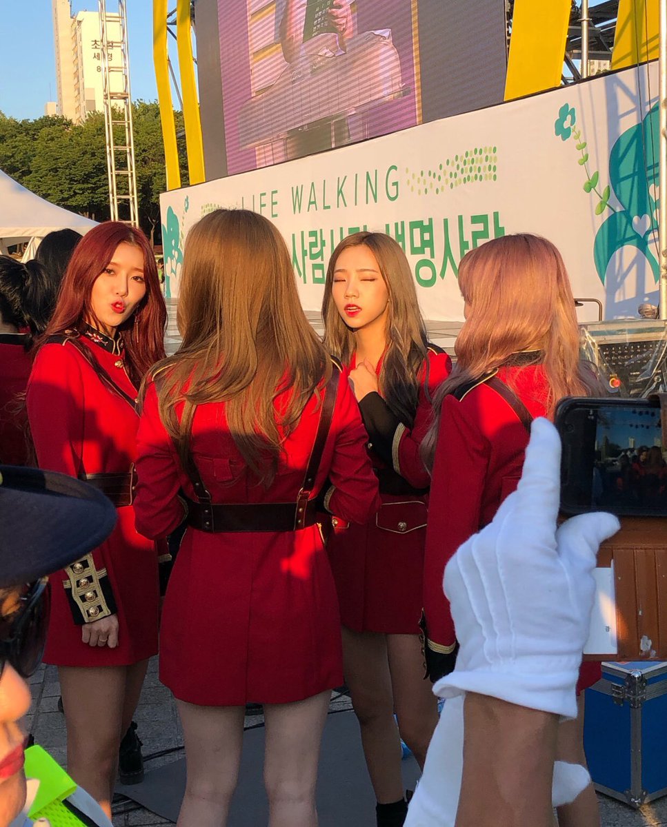 lugallery's tweet photo. theyre GLOWING ! this is not a drill ! https://t.co/79biAoKIbd