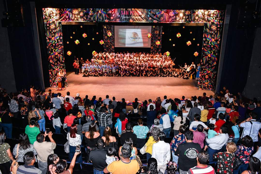 En el evento se presentó el Coro de Estancias del DIF San Pedro, Guitarras de San Pedro Joven y Gilberto Manzanares, Danza Folclórica y Banda de Guerra de la secundaria #28, Orquesta de San Pedro 400, Folclor  Abuelos  y Batucada del DIF San Pedro.