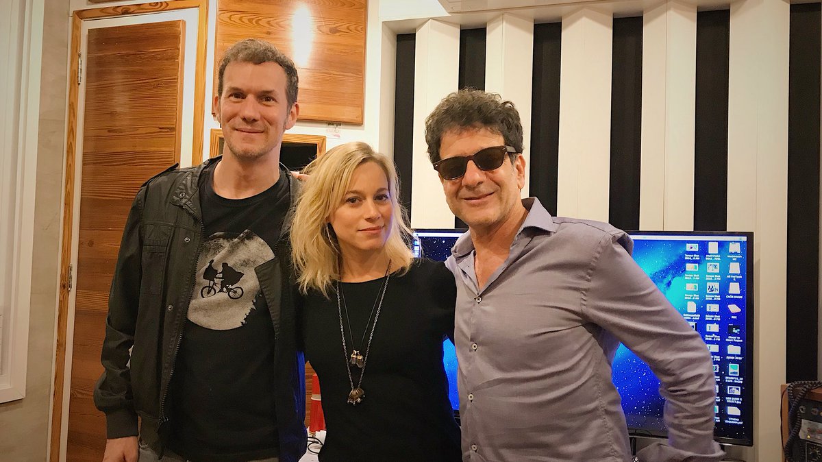 leelaoficial's tweet photo. Na noite de ontem tivemos um ótimo encontro musical com o @georgeisraeloficial que gravou sax na música #AmorAplicativo do nosso novo álbum. 

De quebra, ainda gravamos uma participação no videoclipe de #RoyaltiesDeDeus do EP #GeorgeIsrael. 

#leela #leelaoficial https://t.co/5GPZkftu3T