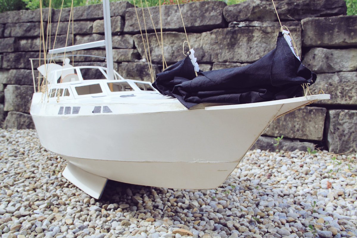 Ein Segelschiff in den Bergen zu bauen um neue Horizonte zu entdecken, das ist unser Plan. Auf dem Bild das selbst gebaute Modell im Massstab 1:10, 1.4m lang und 4m breit.