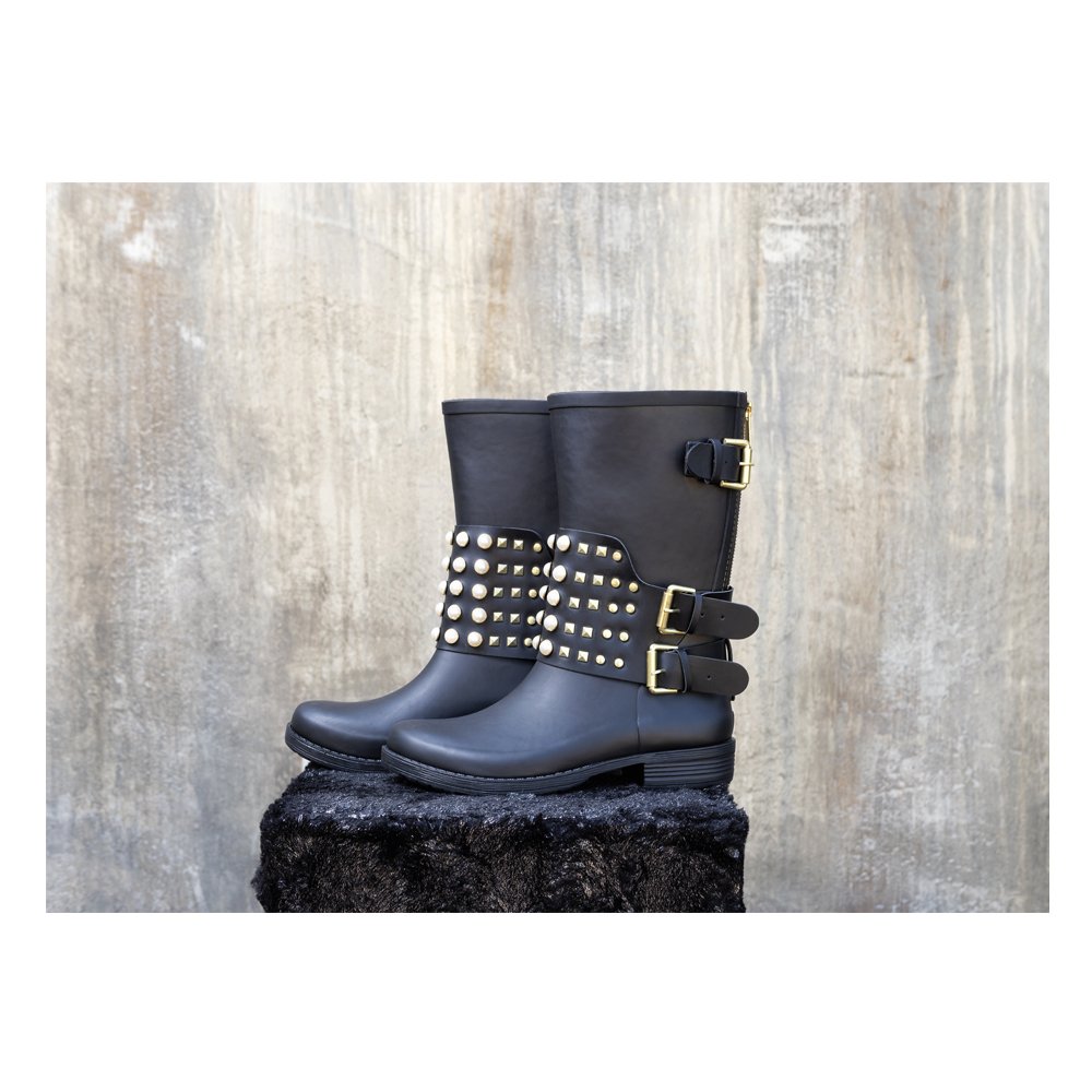 ColorsColors's tweet photo. Autumn essential. #colorsofcalifornia #rainboots #fw18 https://t.co/UaiDOwUQm4