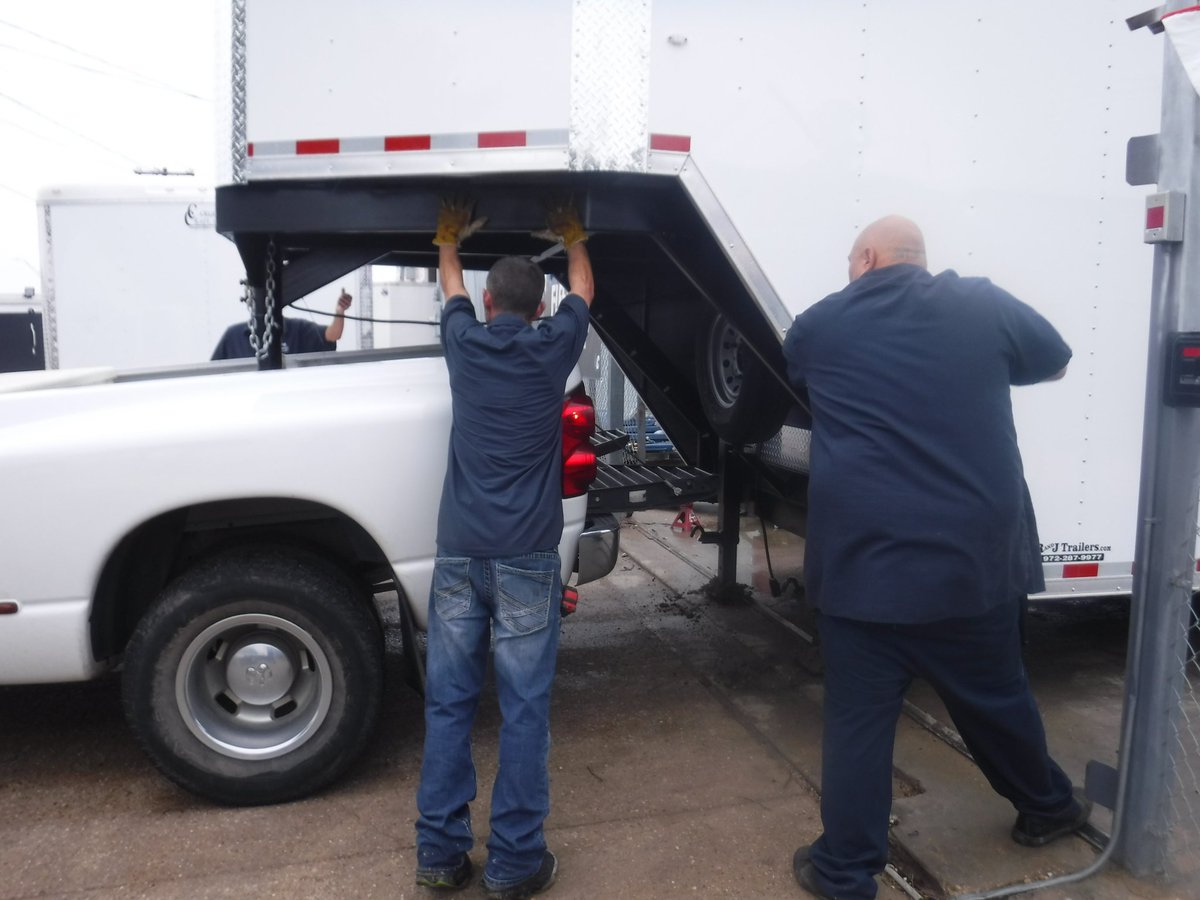 randjtrailers's tweet image. Our boys at it! Goosenecks to bumper pulls, we've got you covered!! #RandJTrailers #Gooseneck #BumperPull
