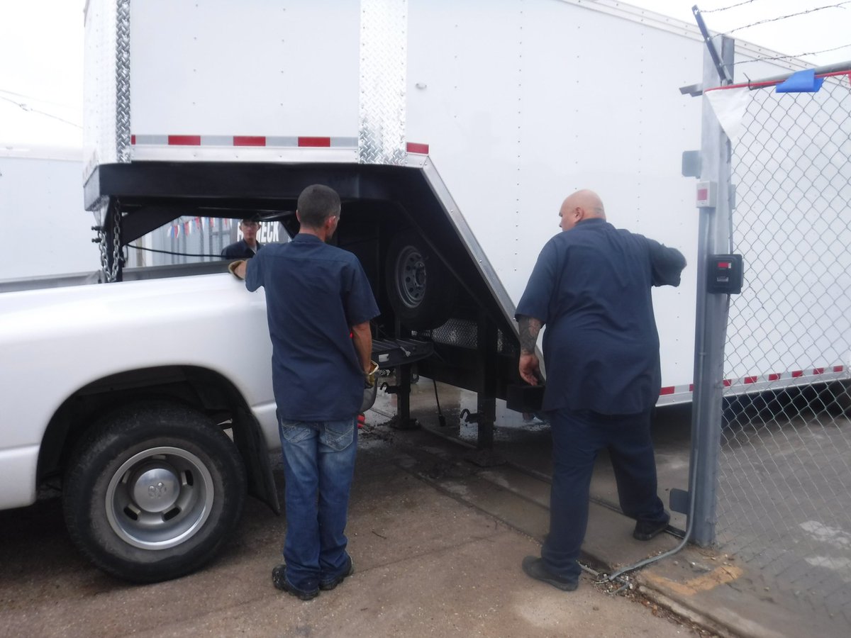 randjtrailers's tweet image. Our boys at it! Goosenecks to bumper pulls, we've got you covered!! #RandJTrailers #Gooseneck #BumperPull