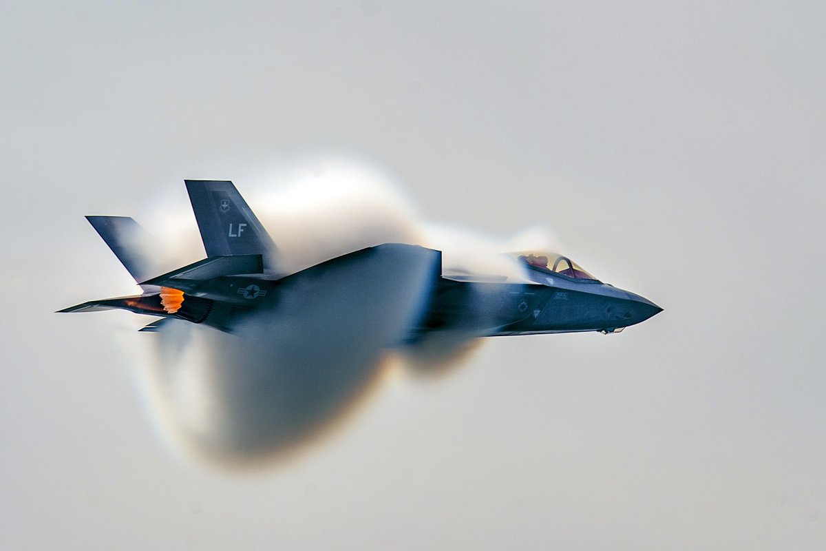 DeptofWar's tweet photo. He’s got the need for speed! 🕶️

@USAirForce Capt. Andrew "Dojo" Olson shows the crowd just what an #F35 can do with a high-speed pass during the Canadian International Air Show in #Toronto. #KnowYourMil https://t.co/rS33gumbfu