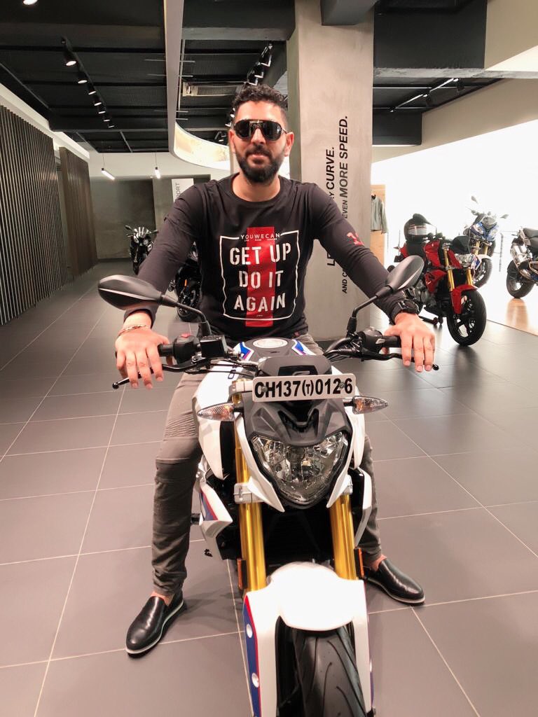 YUVSTRONG12's tweet photo. Sporty, stylish, &amp; totally exhilarating ! Time to take this beast  BMW G 310 R home. Can’t wait to ride it but not without my safety gears. Always stay safe while riding &amp; follow traffic rules guys 👉 Thanks @BMWMotorrad for this  🤟#MakeLifeARide
#BMWG310R #BMWMotorradIndia https://t.co/2Br7gDqLAD