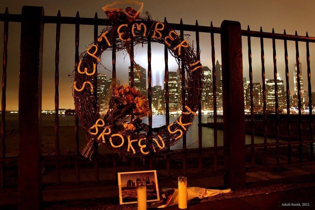<a href="/MartinKavka/">Martin Kavka</a> Před sedmi lety jsem byl navštívit s <a href="/MartinKavka/">Martin Kavka</a> newyorské kolegy-hasiče během vzpomínkových akcí k desetiletému výročí od teroristického útoku na WTC. Vyfotil jsem tehdy dva světelné sloupce, které stoupaly k obloze z míst, kde stála dvojčata. Úžasný pohled a mrazivý zážitek.