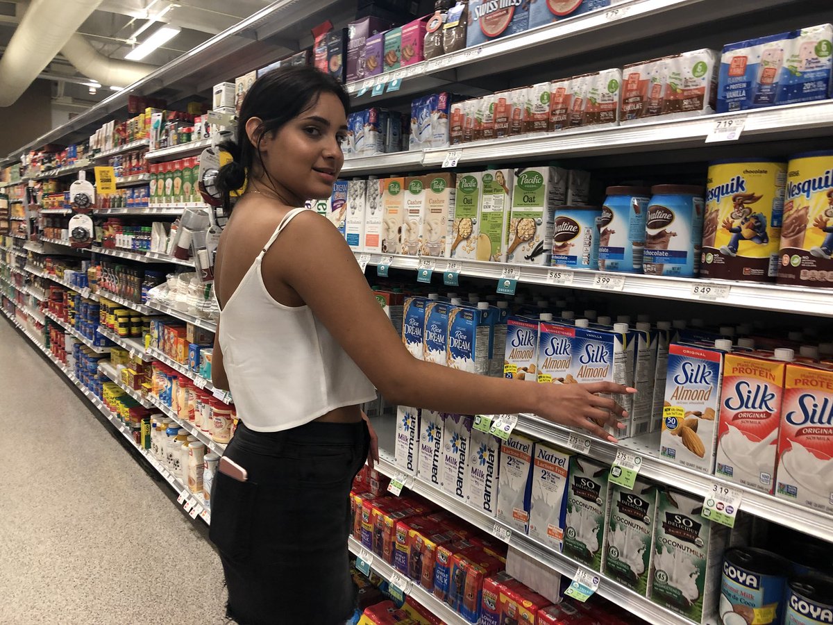 valeriaarredo's tweet photo. Camila leading lines of the shelves at a grocery store #JRN203LINES https://t.co/I6ACHyHAK7