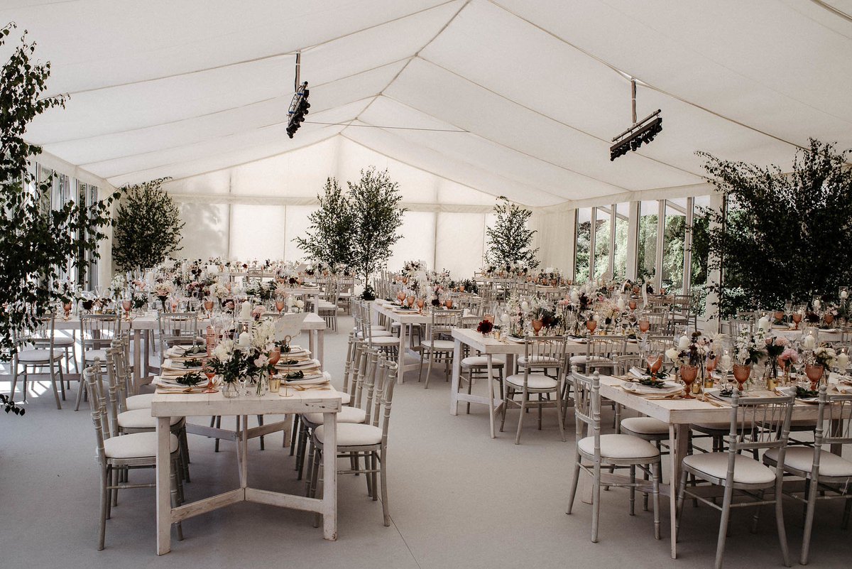 rhchospitality's tweet photo. W E D D I N G   G O A L S
An incredible celebration ✨ Stylish setting ✨ Beautiful flowers ✨ Delicious food &amp; drink ✨ Our events team delivered this extraordinary wedding earlier this summer… Thank you @maryjanevaughan for working your floral magic as always 🌹 #weddings https://t.co/nZyb4dzpjc