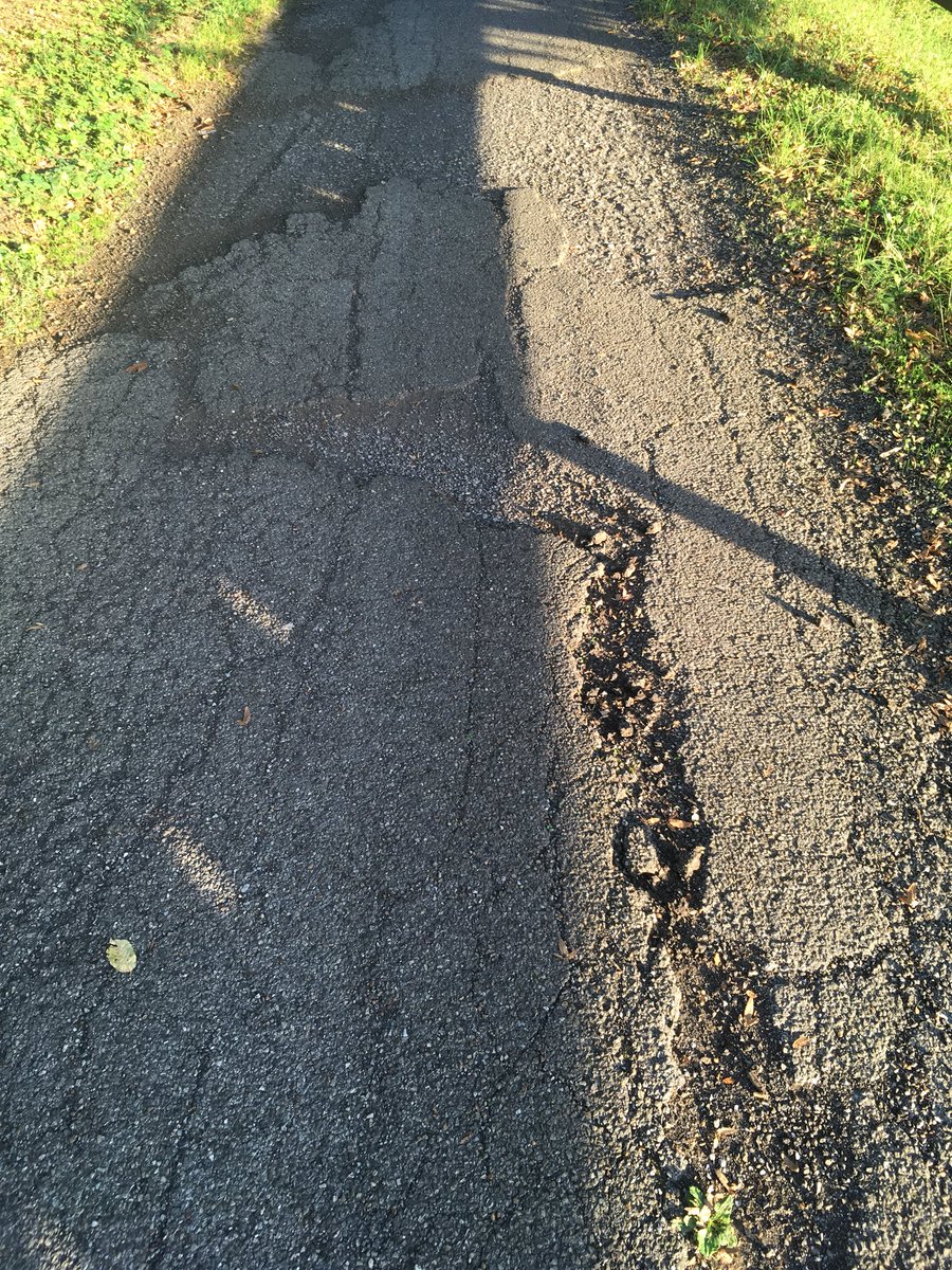 realbastib's tweet photo. @Neckarschultes wie wollen Sie denn angesichts des unterirdischen Zustands des Plochinger Neckarradwegs (entlang #B10 #B313) die Bürger dazu animieren mit dem Rad zur Arbeit zu fahren? @CriticalMass_S @CriticalMass_ES @zweirat0711 https://t.co/uTVlAVL6mQ