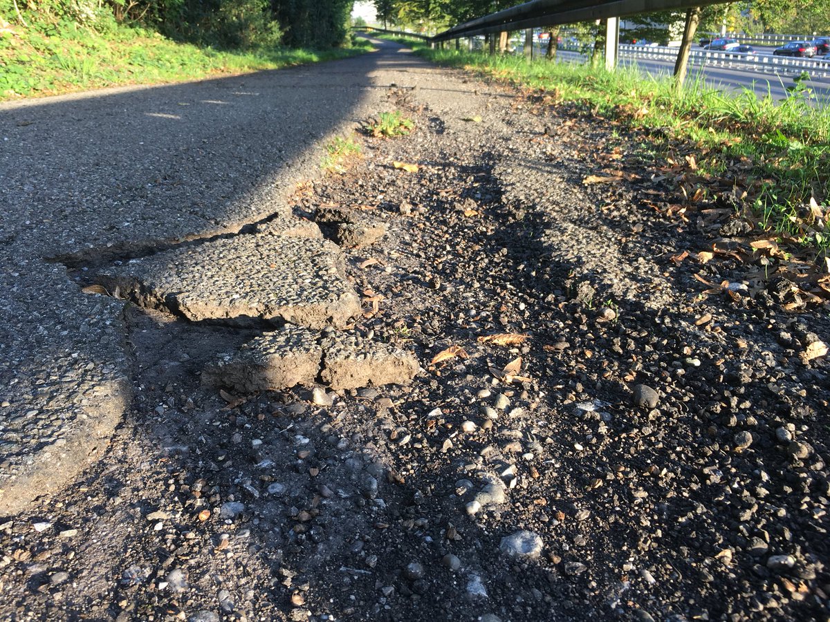 realbastib's tweet photo. @Neckarschultes wie wollen Sie denn angesichts des unterirdischen Zustands des Plochinger Neckarradwegs (entlang #B10 #B313) die Bürger dazu animieren mit dem Rad zur Arbeit zu fahren? @CriticalMass_S @CriticalMass_ES @zweirat0711 https://t.co/uTVlAVL6mQ