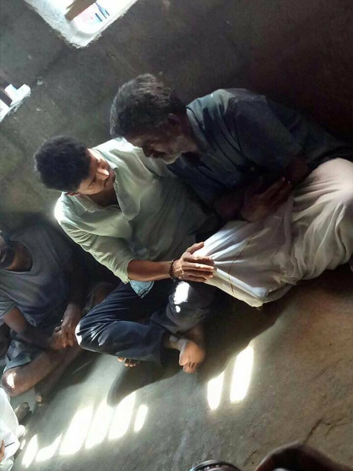 HBK_Memes's tweet photo. Last Year On This Day #AnithaDeath 😥😥
Thalapathy Vijay At Anitha's House
"Tamilanukku Oru Prechana Na Innoru Tamilan Vanthu Nippanda" 💪 #ThalapathyVIJAY https://t.co/U6sMLt2PGB
