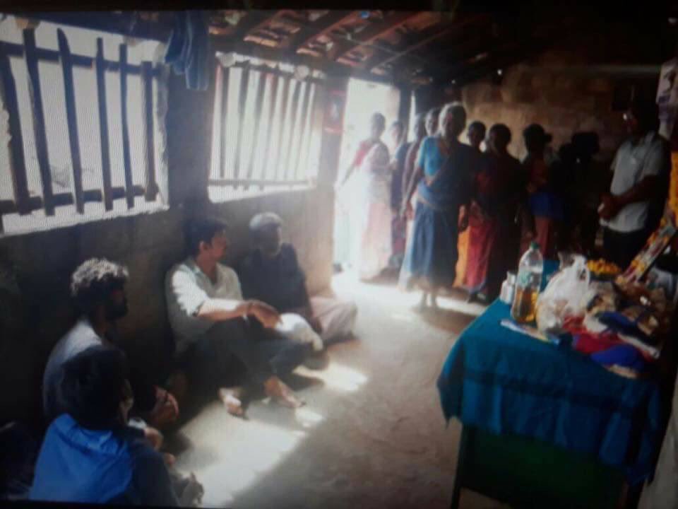 HBK_Memes's tweet photo. Last Year On This Day #AnithaDeath 😥😥
Thalapathy Vijay At Anitha's House
"Tamilanukku Oru Prechana Na Innoru Tamilan Vanthu Nippanda" 💪 #ThalapathyVIJAY https://t.co/U6sMLt2PGB