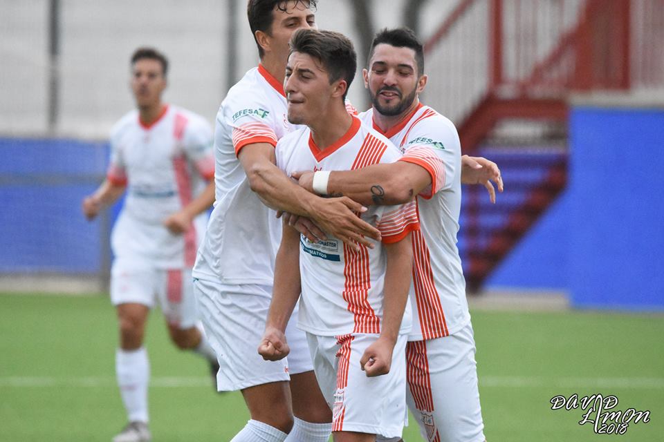 futbol_onubense's tweet photo. Manuel Caro, canterano de @LaPalmaCF, marca, lo celebra y se emociona... #PuroSENTIMIENTO. A pesar de la derrota de su equipo fue un día para no olvidar jamás. Con esta foto os dejo pasar una buena tarde. :D Foto de David Limón https://t.co/tRWJili7VG