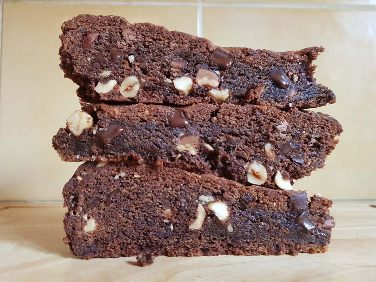 LawlessCakes's tweet photo. We've been hard at work this weekend, in the kitchen recipe-testing! We've got key-lime pie cake, coffee and walnut cake, spiced-apple crumble cake and cookie dough bars all perfected and ready to order! #Birmingham #baking https://t.co/oMzU0jJ54j