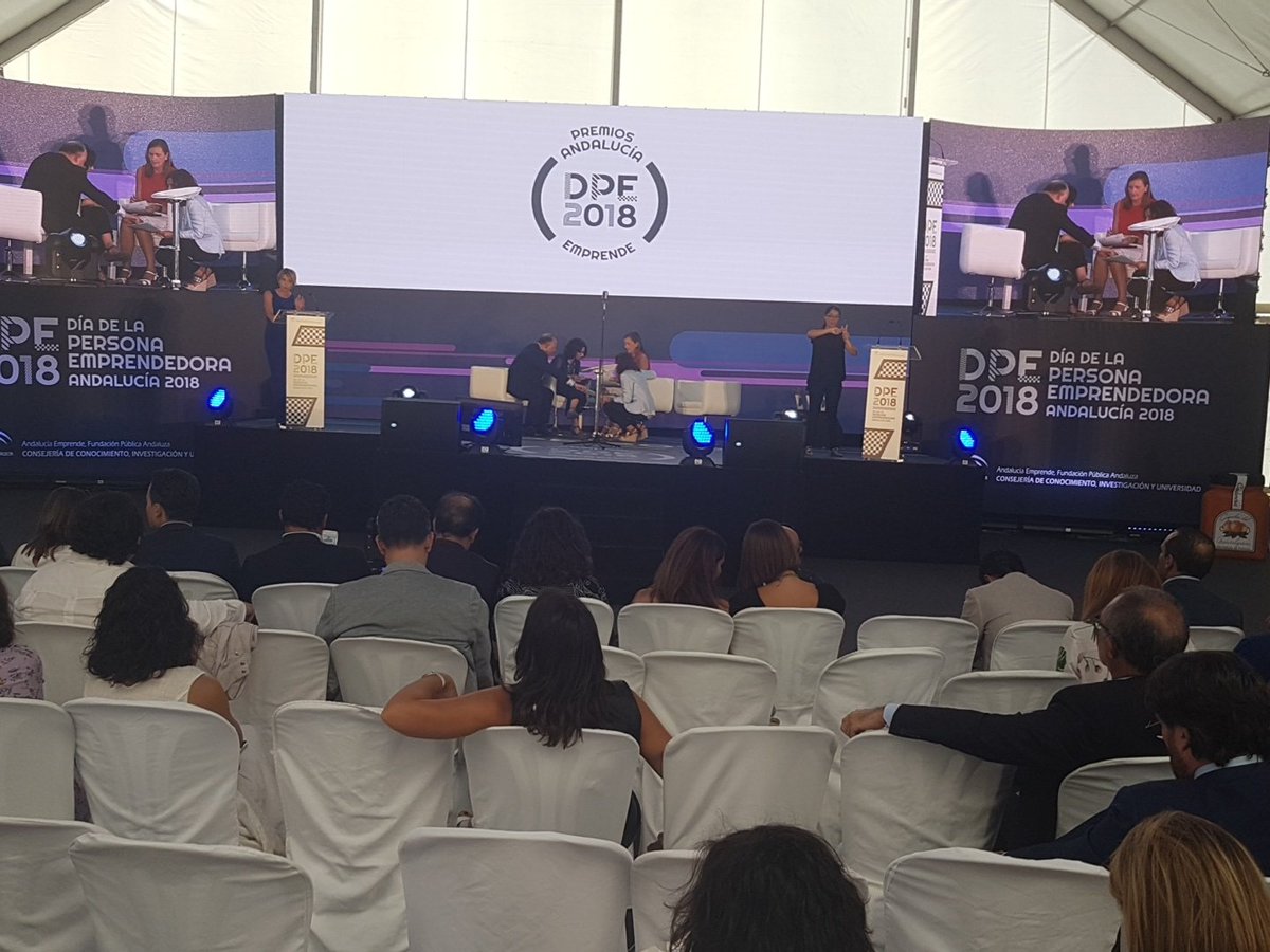 cadecordobaAE's tweet image. Nervios!Jurado deliberando y trofeos preparados para comenzar la entrega #PremiosAEmprende en #DPE2018 ¡¡MUCHA SUERTE a esas empresas!!. Os presentamos al jurado:@GraciaCatalina_@ProgramaMinerva Rosa M. Cortés de @aemprende @VanessaBernad @extendajunta @snavarrorey @UnicajaBanco