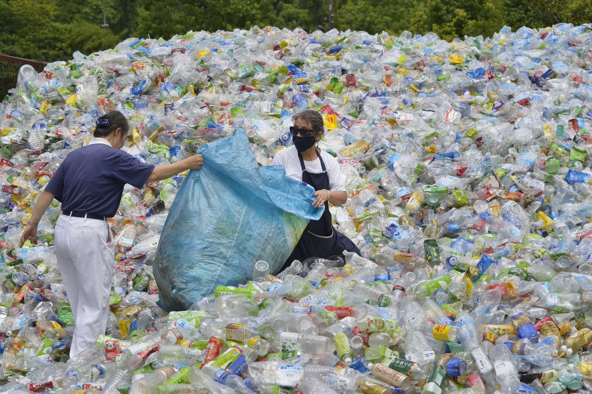 Le_Figaro's tweet image. ♻ [THREAD] ♻ - Le #plastique est un fléau pour la planète. Et voici pourquoi, avec 5 chiffres alarmants.

➡ bit.ly/2x44Xz3