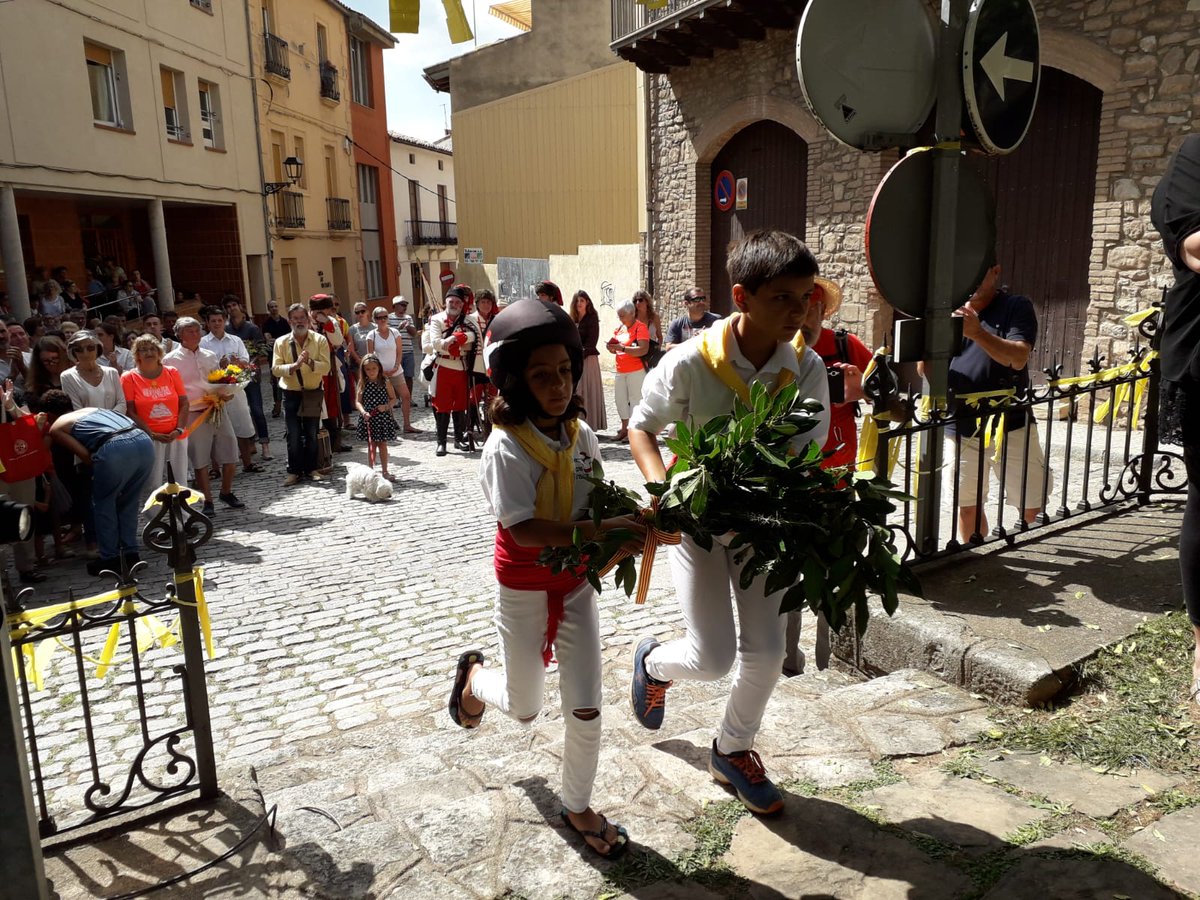 Avui em participat a l'entrega d'un ram de flors a l'estatua de Rafael de Casanova a Moià!! Visc a catalunya!!!