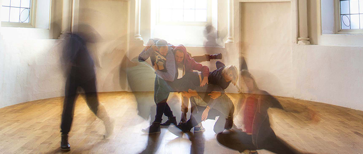 Escale chorégraphique : La Compagnie Adéquate Lucie Augeai et David Gernez « Douce Dame » Un étonnant quatuor, formé de deux danseurs et deux musiciens chanteurs, revisite le jeu amoureux
📅 Samedi 22 Septembre à Andernos Les Bains, 18h 
➡️facebook.com/notes/festival…  #cadences