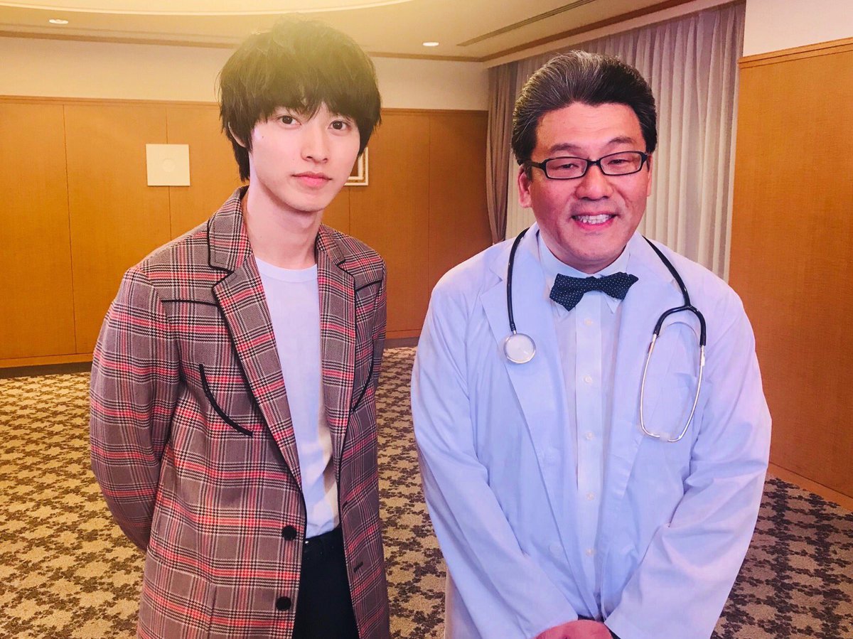 kentotototi's tweet photo. なんか山﨑さんライト当たってるせいか、めちゃくちゃ神々しいなあ✨
ん？あ、失礼しました。
オーラだということがわかりました。

#山﨑賢人 #グッド・ドクター https://t.co/5oijwWGU5o