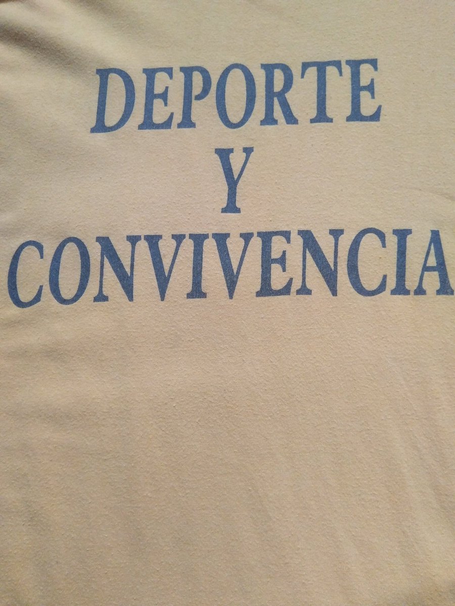 -Papá, te he escuchado insultando al árbitro.
-Sí, es que se ha comido un penalti clarísimo que te han hecho.
-No fue penalti, papá. Y, aunque hubiese sido, no tienes que insultar a nadie. No puedes decir que hay que respetar y después hacer estas cosas.
-Lo siento, hijo.