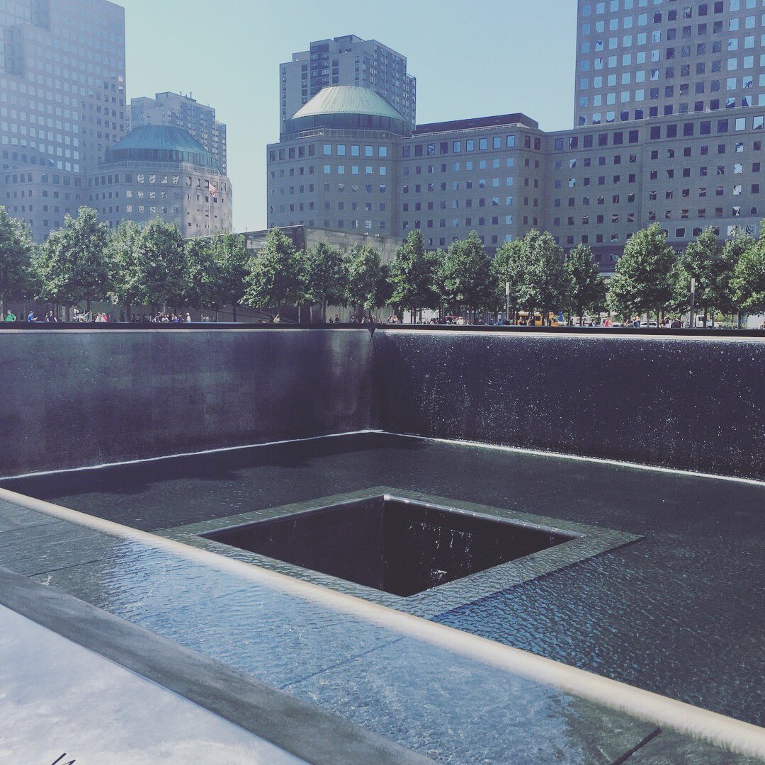 iamjustdebz's tweet photo. Nu alweer 17 jaar geleden... maar nog steeds even indrukwekkend.
Morgen ben ik daar weer ter plekke. Op die plek die weer is opgebouwd en meer kracht uitstraalt dan ooit te voren. 🇺🇸🗽❤️ #newyork #rotterdam #hometown #secondhometown #platgestamptenweeropgebouwd https://t.co/2h4n4HA6hE