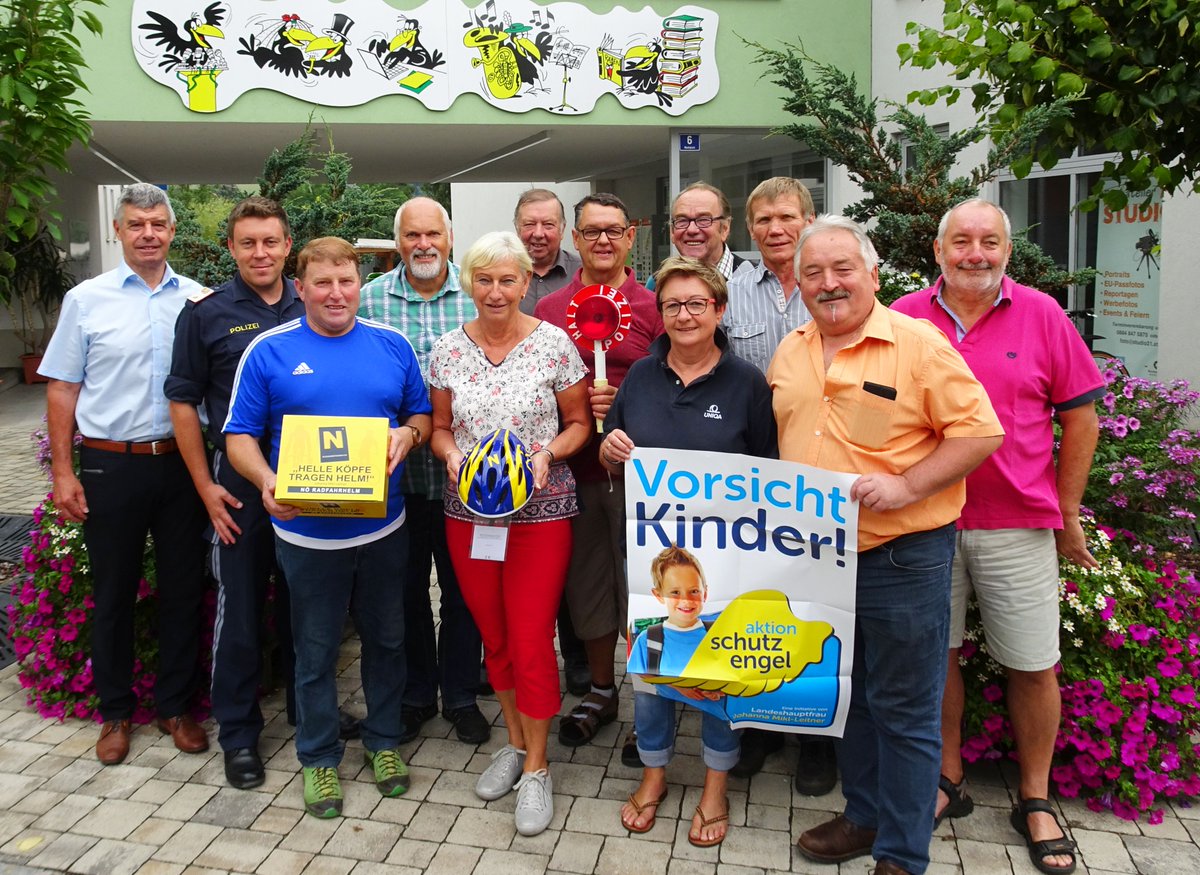 LPDnoe's tweet image. An engagierte BürgerInnen: Erinnern Sie sich noch an den Beitrag über die vielen freiwilligen SchulwegpolizistInnen? Nun starten Bürger und Polizisten aus Wolkersdorf den Aufruf "Schülerlotsen für die VS Wolkersdorf". Es werden noch Freiwillige gesucht! #bestpractise #daumenhoch