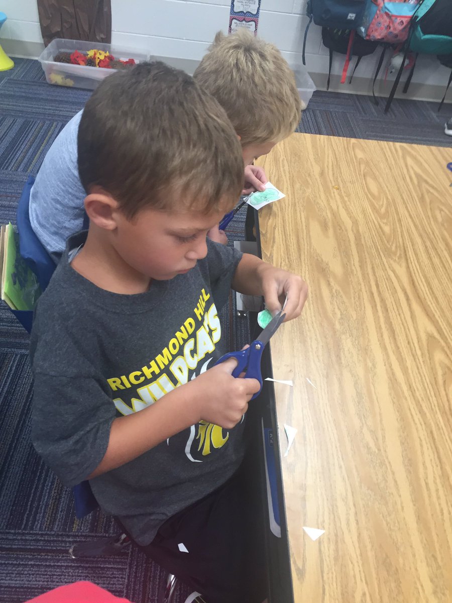 AngelaDellK's tweet photo. Taste testing apple flavors to graph which one is OUR class favorite! Ask your kiddo which one was the winner based on our class data! #MESrocks #appletastic https://t.co/WQxNNdSxf5
