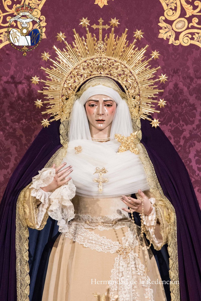 Hdad_Redencion's tweet photo. #RocíoDelCielo | María Stma. del Rocío, para este inicio de curso, luce saya de terciopelo beige bordada en oro, manto de terciopelo azul marino, tocado de tul de seda y fajín de encaje de Bruselas del siglo XIX.
📷@Angelmartin_v https://t.co/yPQ4AqFM6K