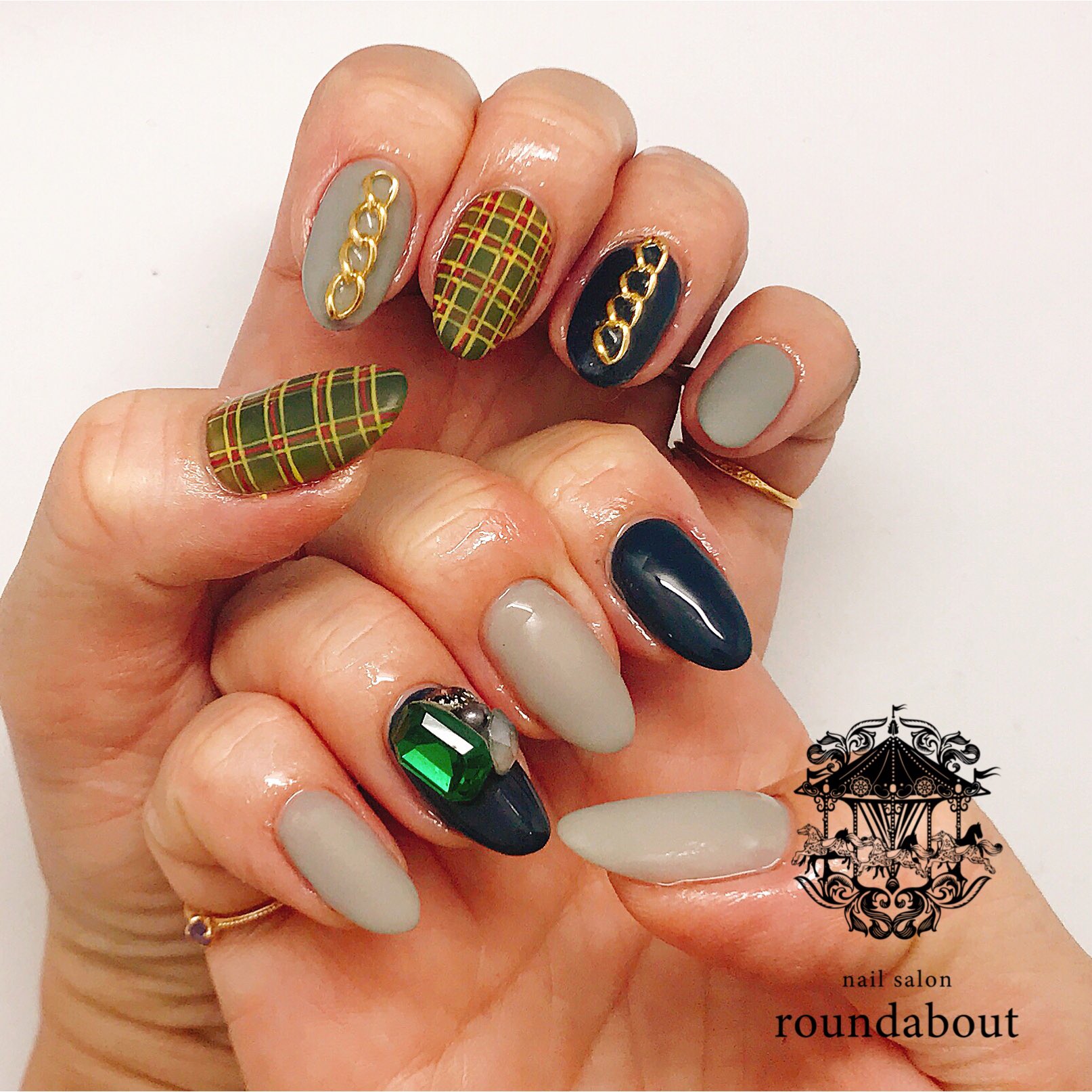تويتر Nail Salon Roundabout على تويتر ここ最近チェックばかり目について ブリティッシュチェック でロックテイストな秋ネイル グレーとチェックはマットに チェーンとvカット Amp ビジューで盛ってみました 上がる 秋ネイル ロック