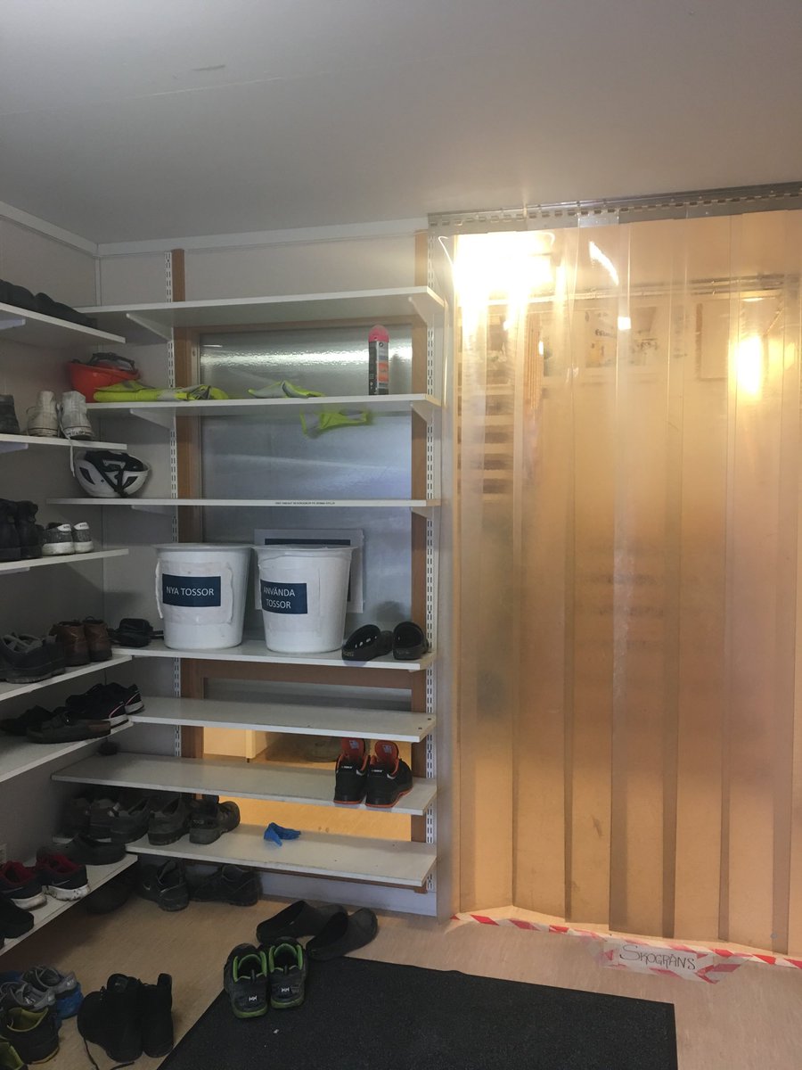 RefineAnnett's tweet photo. Impressed! Only accessible with slippers. That is how the container office stays clean! NCC hospital site Gothenburg. @RefineProjects @DagBergsjo #Vallacoach #LeanConstruction #NCC #Yolean https://t.co/Jp0iWITOLd