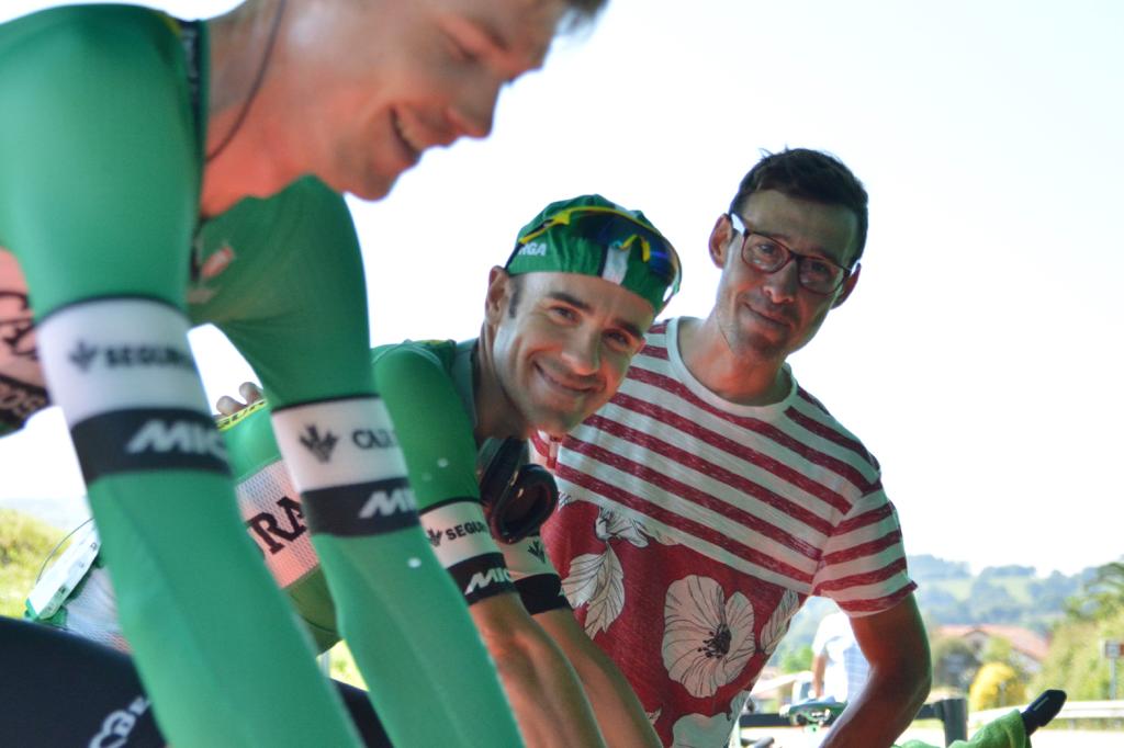 Dos visitantes de lujo se han acercado a la salida de esta 16ª etapa de #LaVuelta18 Fabri Ferrari y <a href="/justinoien/">justin oien</a> han querido mostrar su apoyo a sus compañeros #SúmateAlVerde