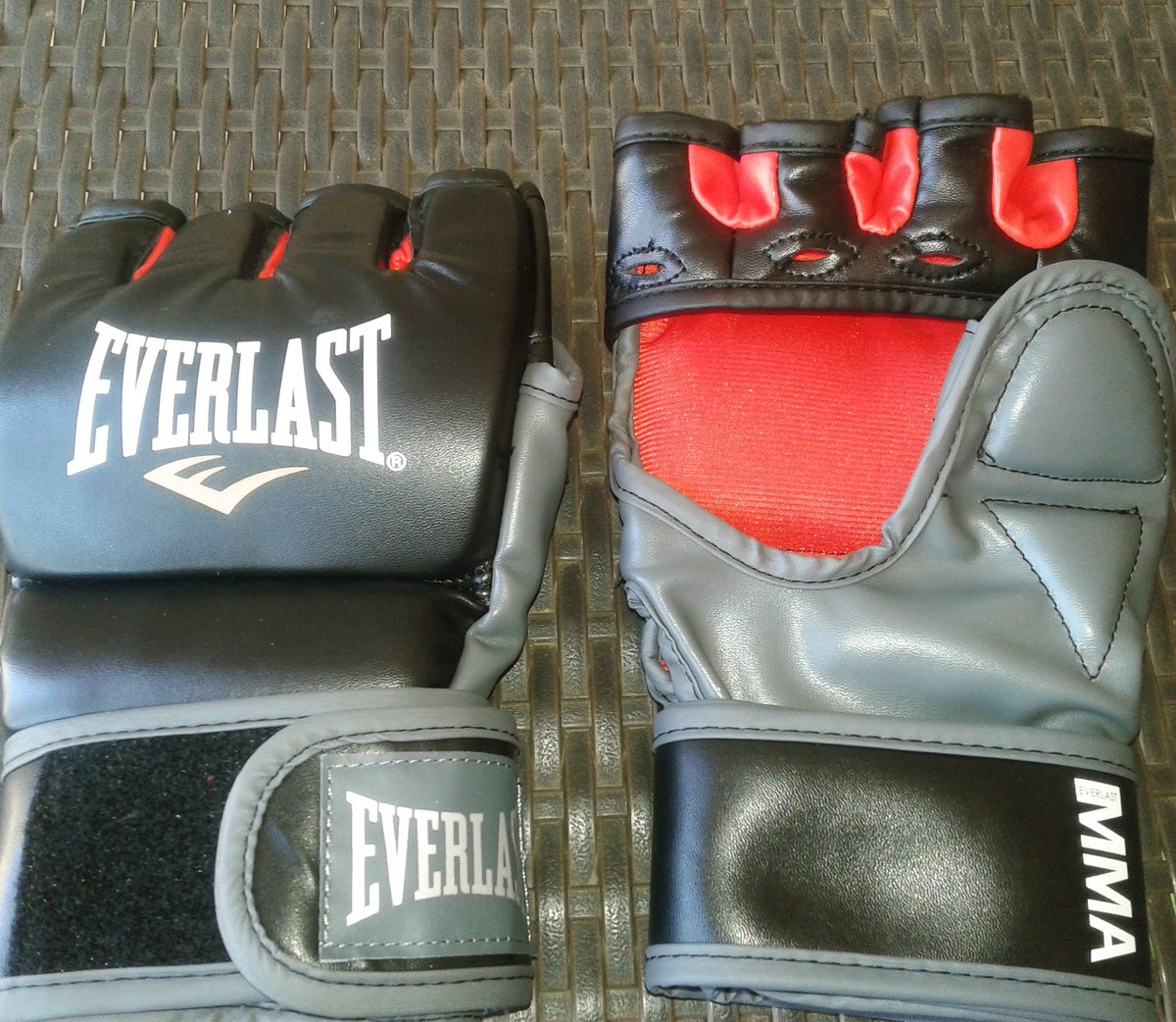 D_Sizzla33's tweet photo. Can't wait to use my new Gloves for some heavy bag Training 😍
#MMA #Boxing #Endurance #Reflexes #MuscleTone #YourPT #Fitness https://t.co/ZCQ2K2R1iI