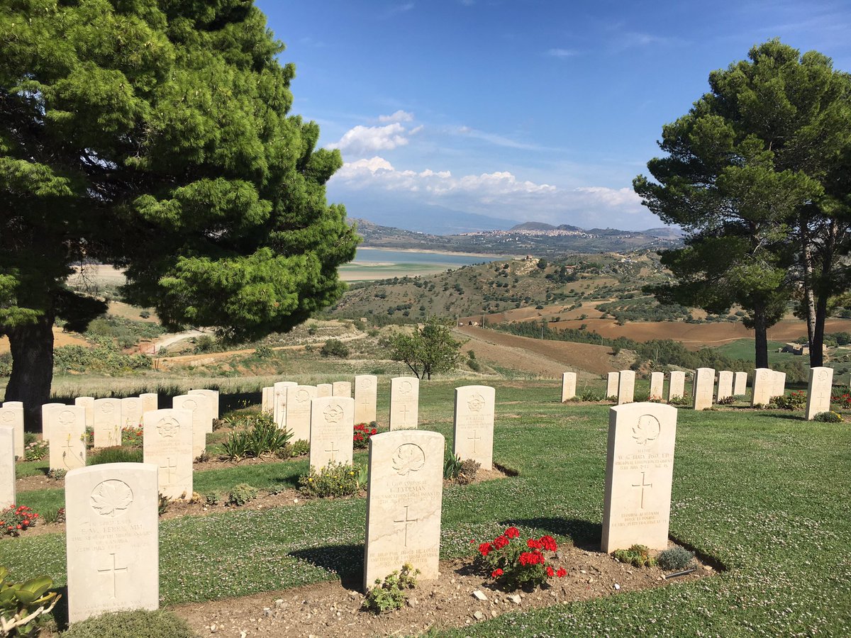 LIRAssn's tweet image. We are paying our respects today to the 484 men from the Canadian forces buried at Agira @CWGC . Stopping at each man's final resting place. The London Irish Rifles proudly served alongside Canadians in Italy. Several Canadians served with the LIR in Tunisia. QS @CanadianArmy