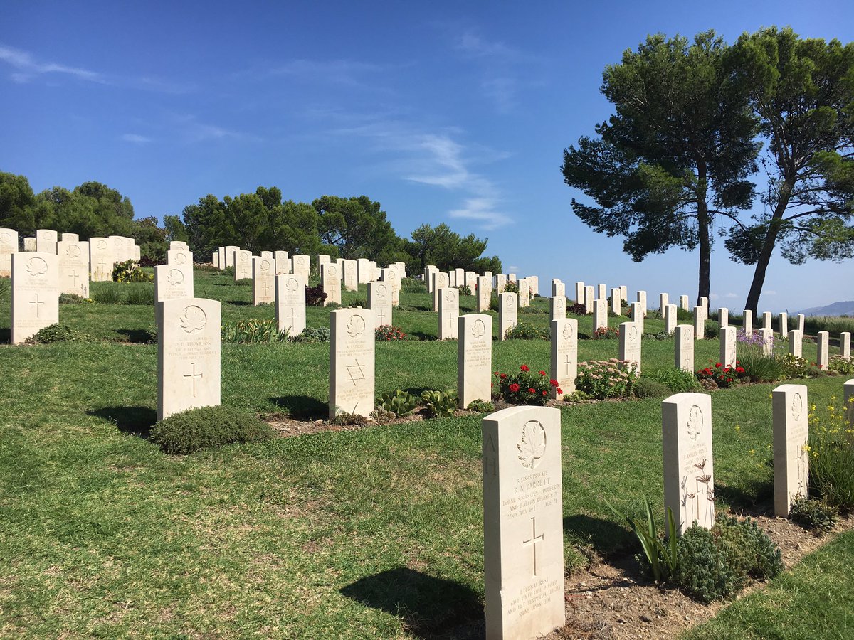 LIRAssn's tweet image. We are paying our respects today to the 484 men from the Canadian forces buried at Agira @CWGC . Stopping at each man's final resting place. The London Irish Rifles proudly served alongside Canadians in Italy. Several Canadians served with the LIR in Tunisia. QS @CanadianArmy
