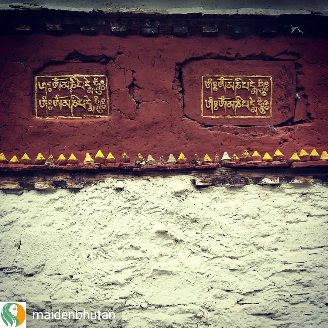 MaidenBhutan's tweet photo. "We live and breathe words," -  on the walls of the world. A facade of a stupa,  that carries several small stupas and prayers. 
#stupa @maidenbhutan .
#pure #monday #traveller #bhutan #instagood #believe #happiness #holiday #vacation #moments #gratitude #destination https://t.co/bTZFMDlqKv