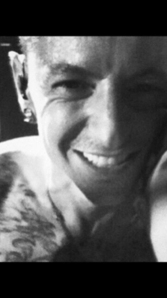ChristineBezy's tweet photo. My new favourite picture of Chester! 💛💛💛
Miss you Legend! https://t.co/jxy6SJhnqH
