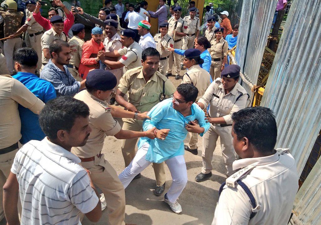 DYC_JChampa's tweet photo. @IYCChhattisgarh 
राष्ट्रीय सचिव श्री @ValmikiSandeep कार्यकारी प्रदेश अध्यक्ष श्री @Gangotri83 के नेतृत्व में  बेरोज़गारों को रोजगार दिलाने रमन - मोदी सरकार के विरुद्ध #DYC_JanjgirChampa द्वारा रोज़गार कार्यालय का घेराव किया गया।
@santhoshadv @shiblimerajkhan @SatyaprakashIYC https://t.co/92oGNp4YKz