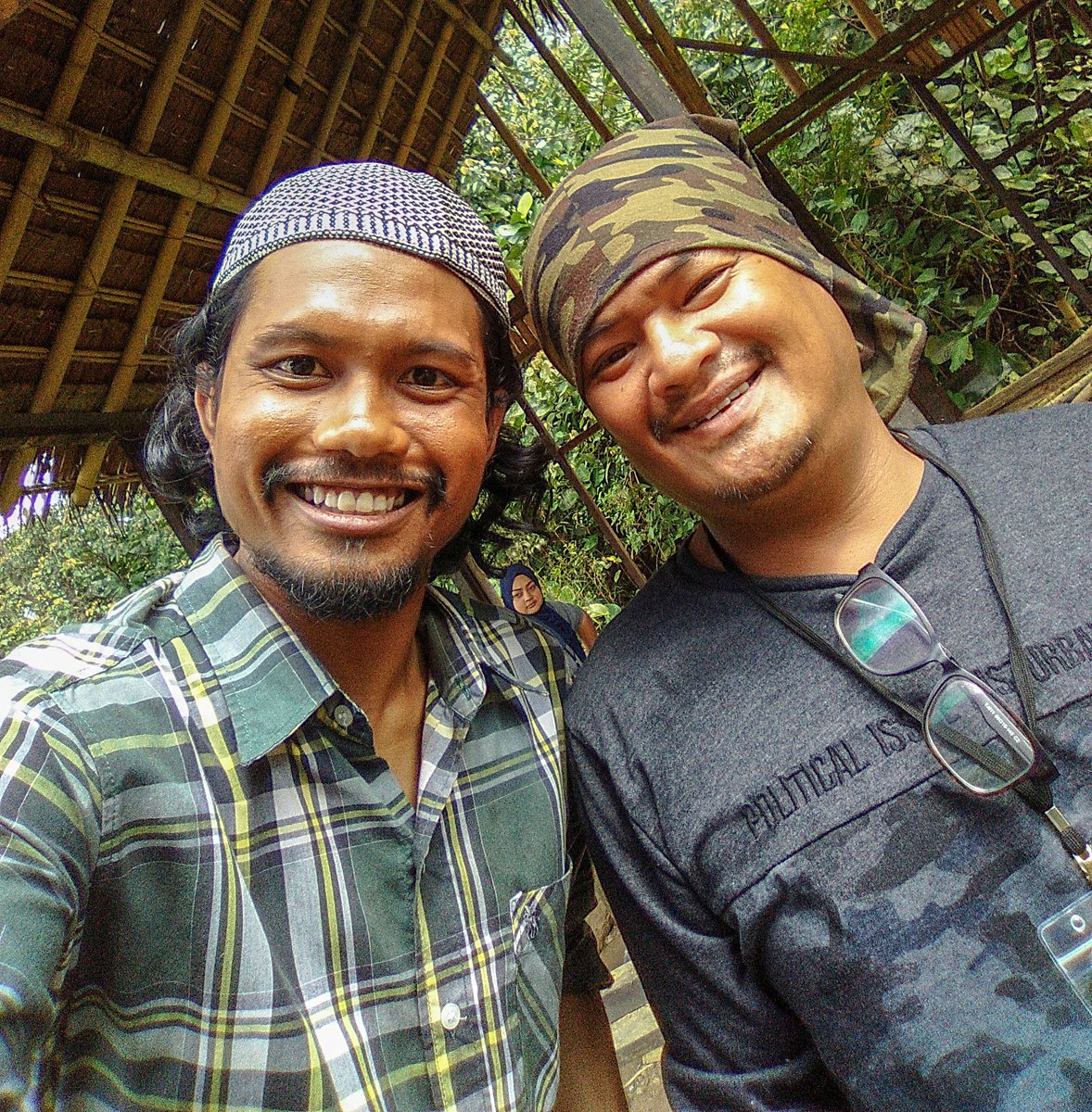 adlishinichi's tweet photo. Terima kasih kepada mereka yang menjaga busana Si #Sipet dalam Drama akan datang #Sembil9n #AstroPremiumMiniSeries . Ada seorang lagi, tapi tak sempat bergambar dengan dia tadi. #TeamWardrobe https://t.co/OJdonwtGCa