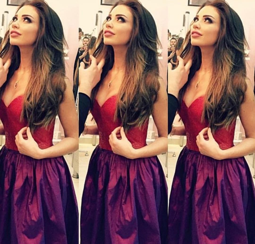 DalidaHala's tweet photo. جمال الليل في نظرة عيونك ونور البدر مرسوم بجفونك وكل الكون ما يسوى بدونك #وردة_ووردة https://t.co/QmCAqqzI7S