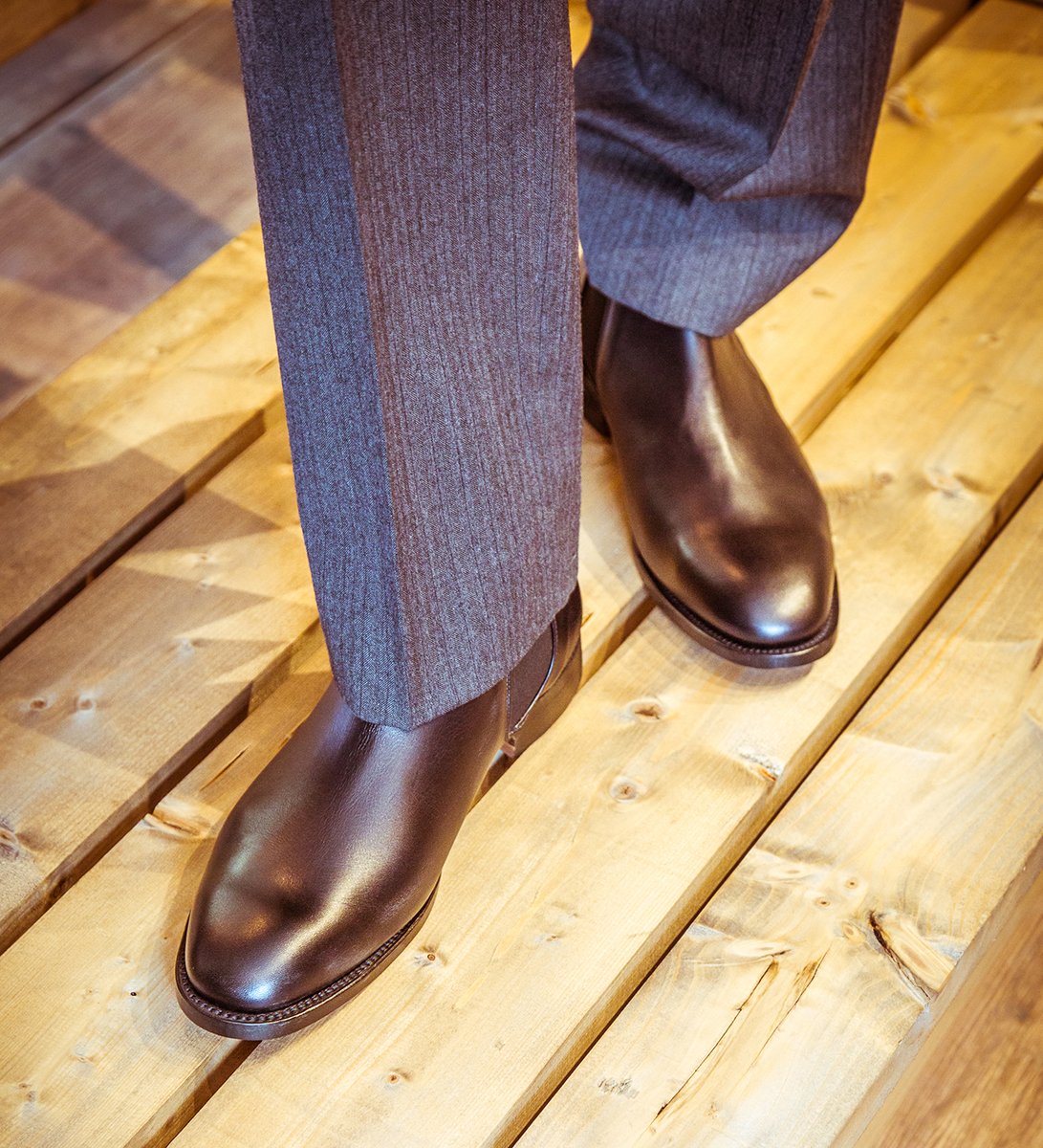 SolovairUK's tweet image. The smart casual boot to accompany most outfits ow.ly/TGt430lLV4z #chelseaboot  #british #chelseaboots #mensfootwear #mensfashion #menswear #footwear #boots #style #fashion #lookbook