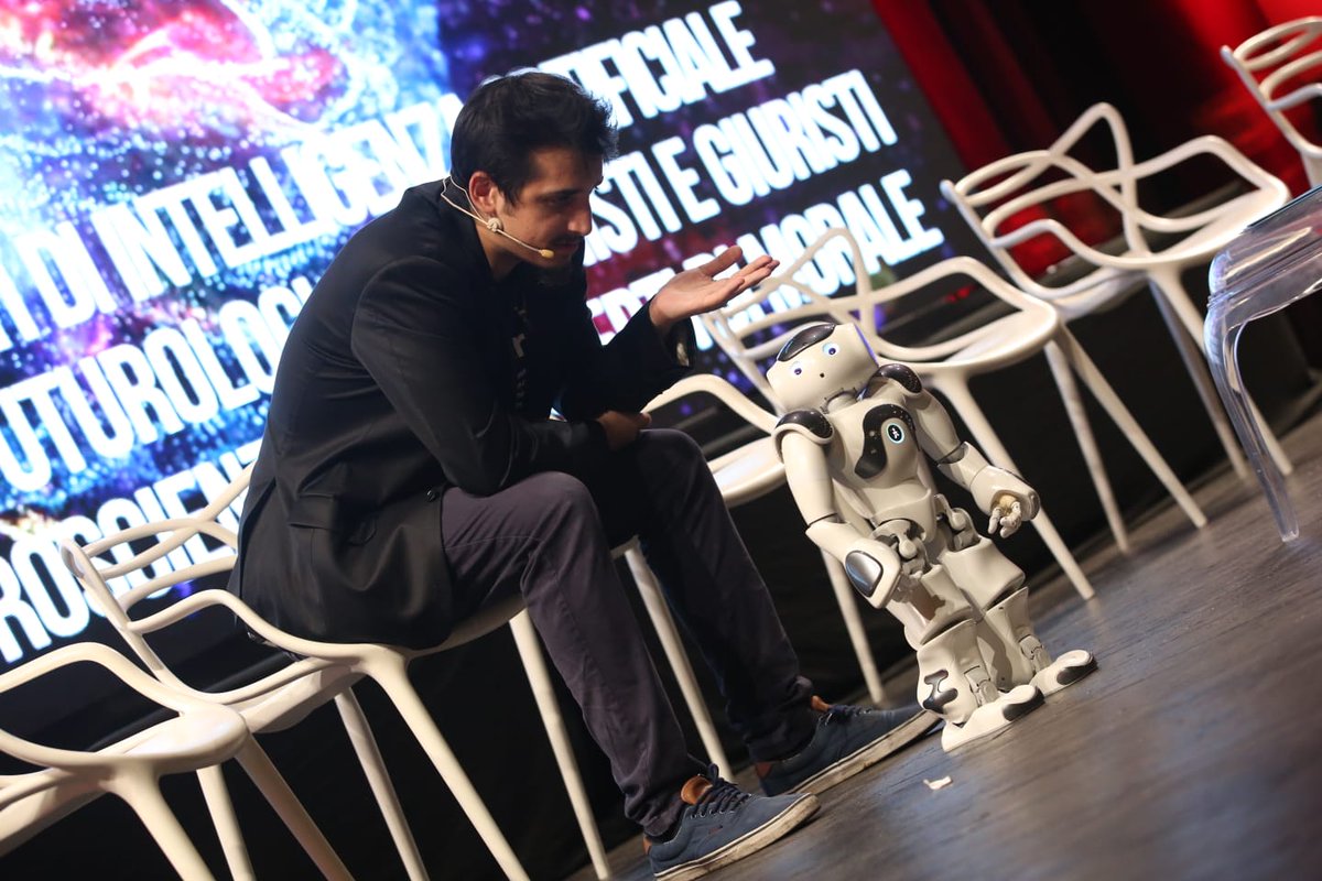 E chi l'ha detto che l'intelligenza artificiale deve essere noiosa?
<a href="/MyRobertoLipari/">Roberto Lipari</a> e Pepper sono un duo perfetto insieme! #datacraziaPalermo2018