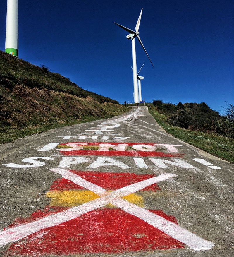 GARA_ikerbizkar's tweet photo. En su afán por mantener la neutralidad política de los espacios públicos, policías y guardias civiles se han dedicado a pintar banderas españolas en el monte Oiz, donde mañana acaba la etapa de #lavuelta2018
No les ha salido bien, evidentemente. https://t.co/le0FguAW3D