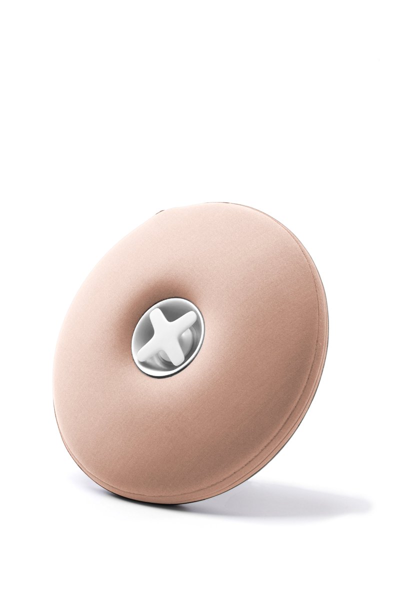 BRAND_KIOSK's tweet image. Just in time of the beginning of #autumn, the lightweight hot-water bottle PILL by Jehs + Laub for #Authentics is now available in bold new colours, like this pale rose. With PILL, which can be easily and safely filled with the pull-out funnel, the cold and #cosydays can come!