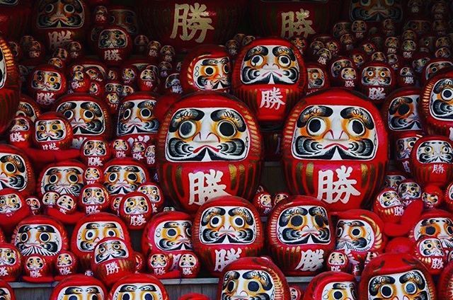 Japan_Flaneur's tweet photo. Есть в Японии 🗾 традиция: начиная новое дело, рисовать один зрачок 👁 кукле-неваляшке Дарума 👓, а когда задуманное благополучно завершается 💮☑️ - дорисовывать и второй. Таким хитрым способом японцы привлекают в компаньоны самого дзэнского патриарх… https://t.co/vua0Q1C7Je https://t.co/8Ja6RKJ3g7