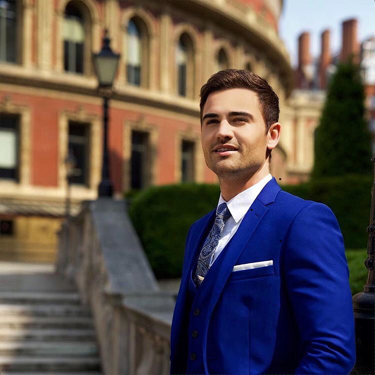 Hiro_Collabro's tweet photo. So @MichaelCollabro makes me cry again with his beautiful voice singing “Well, if that’s love, It comes at much too high a cost〜🎵 Especially the end of the part of his high tone is awhhh amazing!! What a voice!!👏🏻👏🏻👏🏻 #DefyingGravity #CollabroRAHAlbum #RttRAH https://t.co/gyX80JoJSD