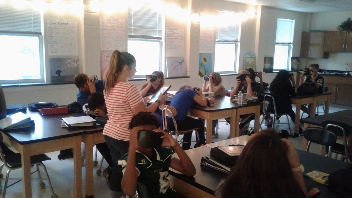 JanCarriker's tweet photo. Virtual reality tour of the periodic table.   Thank you @carrierobledo for bringing Expeditions to our classroom today!  @elise_school https://t.co/gIRefO2jbC