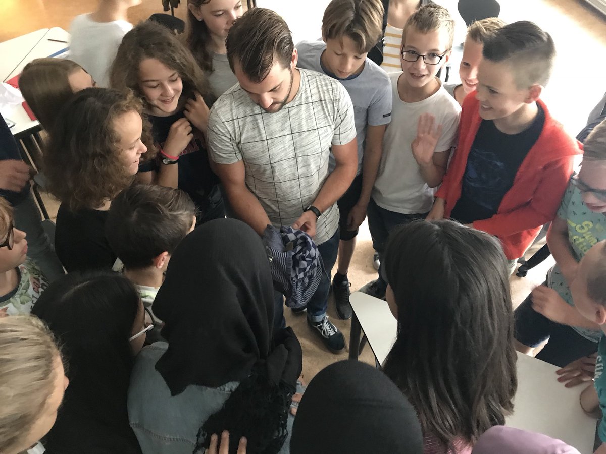 wdejongthijssen's tweet photo. Prachtig! Leerlab M&N @domeinonderwijs begint met een muisje uit de natuur. Parmantig zat het vanochtend voor de deur van het Domeinpaviljoen. Het leerlab kan beginnen! #domeinonderwijs #helmond #omosgh #leerlab https://t.co/QSLtS9jgEO