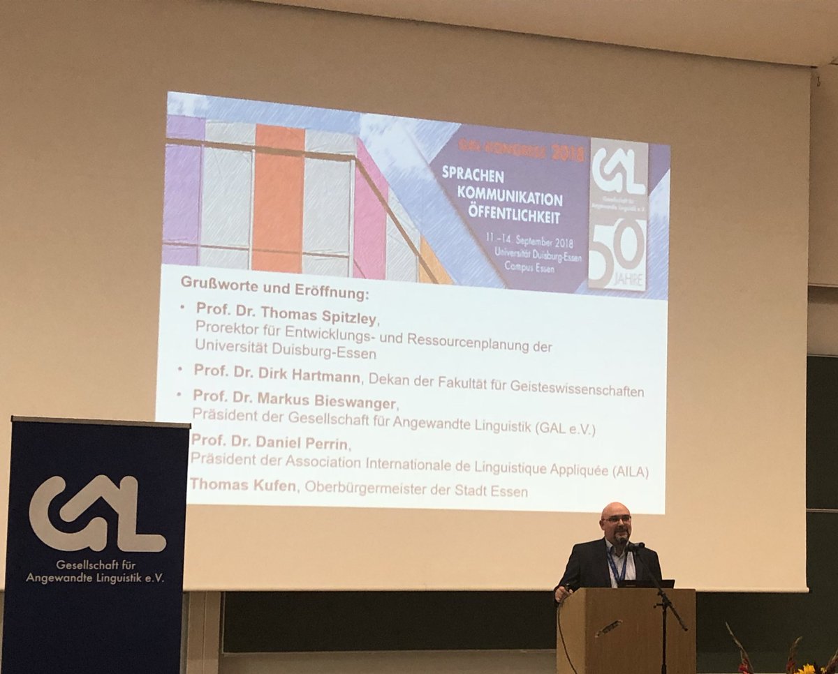 _lherzberg's tweet photo. Michael Beißwenger begrüßt die TagungsteilnehmerInnen der #gal2018 im Audimax der @unidue - es folgen Grußworte von Thomas Spitzley, Dirk Hartmann, Markus Bieswanger, Daniel Perrin und Thomas Kufen. @GAL_2018 #conferenceopening https://t.co/VaVjDS9E3M